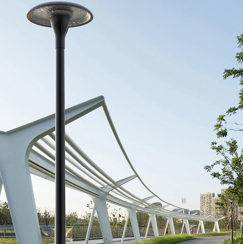 Qual è la distanza di installazione tipica in metri per i pali della luce solare?